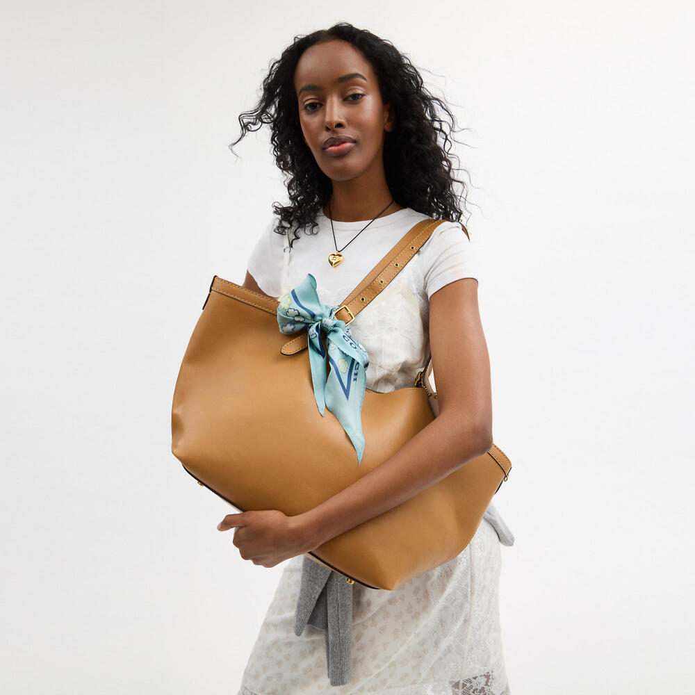 Coach 🆕 Waterfall Tea Rose Print Silk Diamond Scarf - Picture 2 of 4